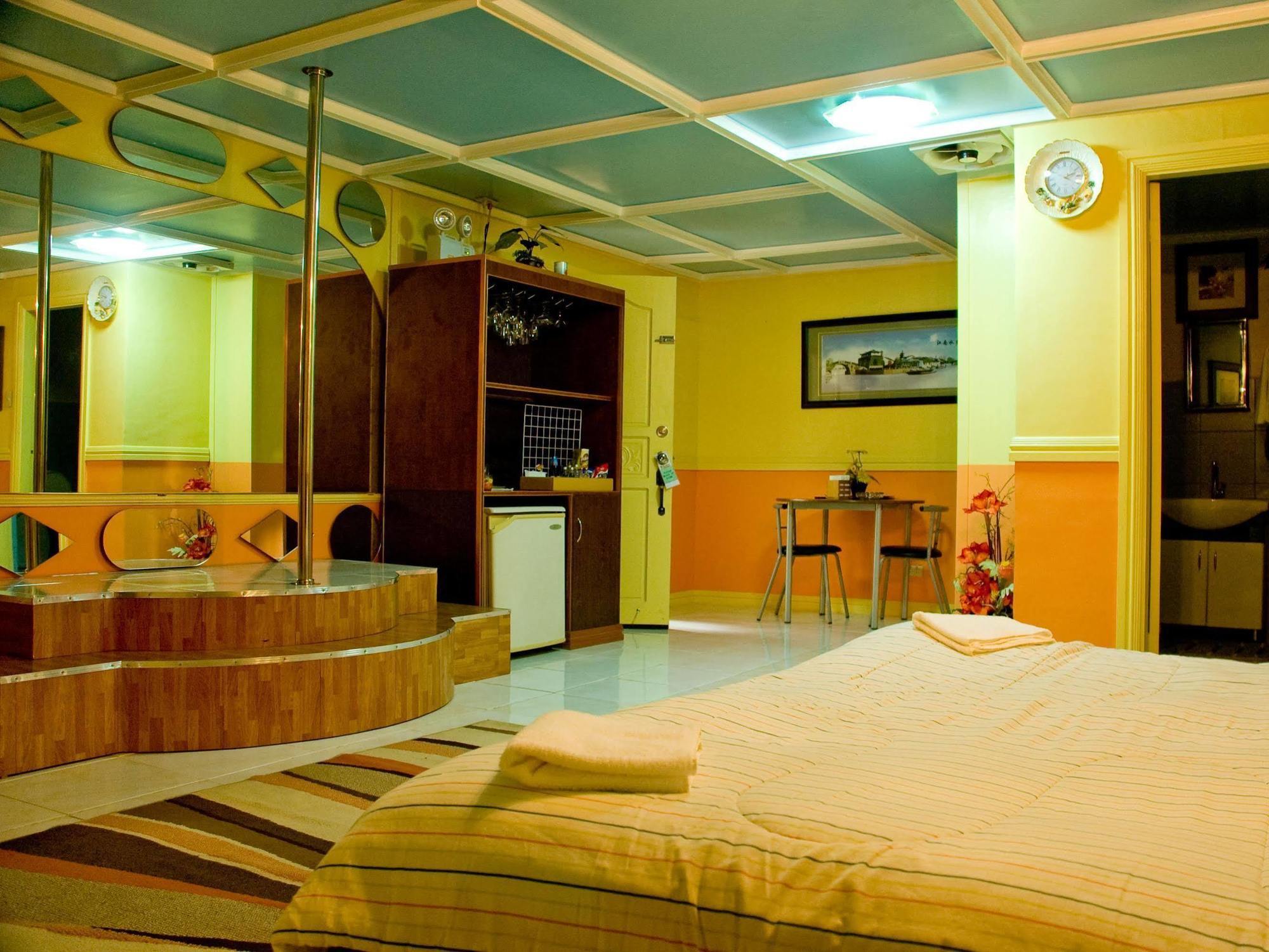 Kokomos Hotel And Restaurant Анхелес Экстерьер фото